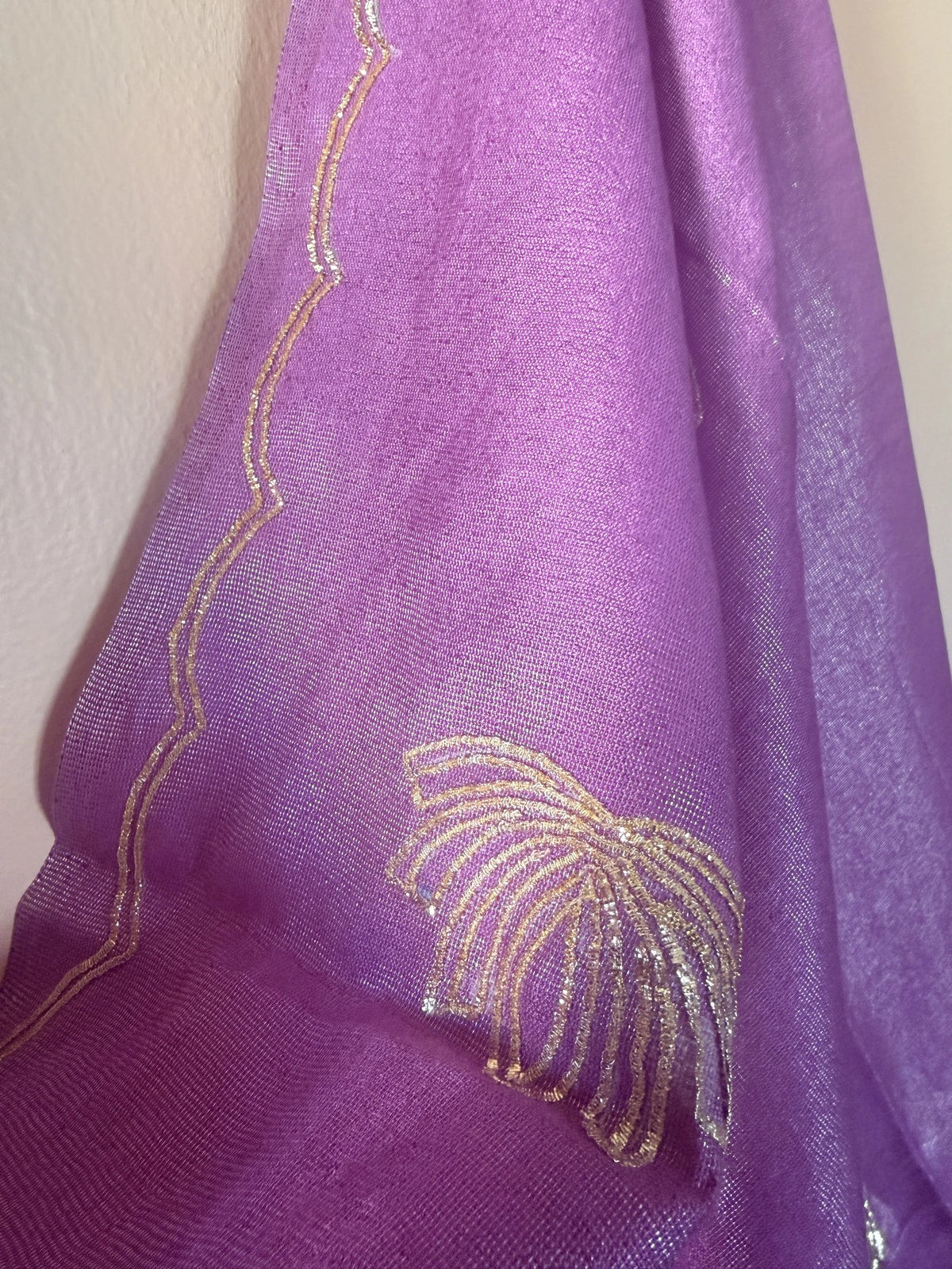Lavender lotus zardozi dupatta with gold zari work and scalloped border – detail view