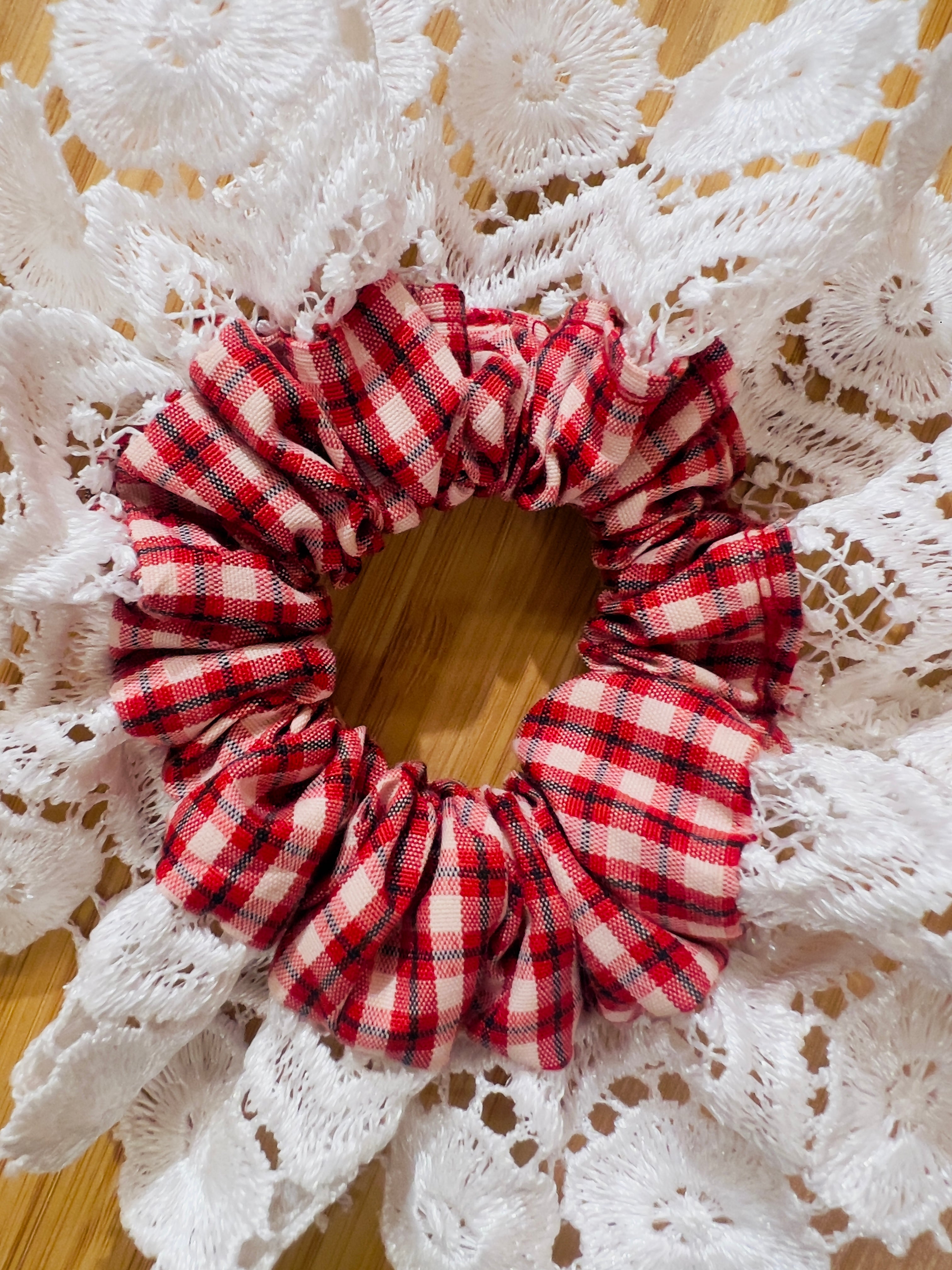 Scrunchies In Checks With Lace