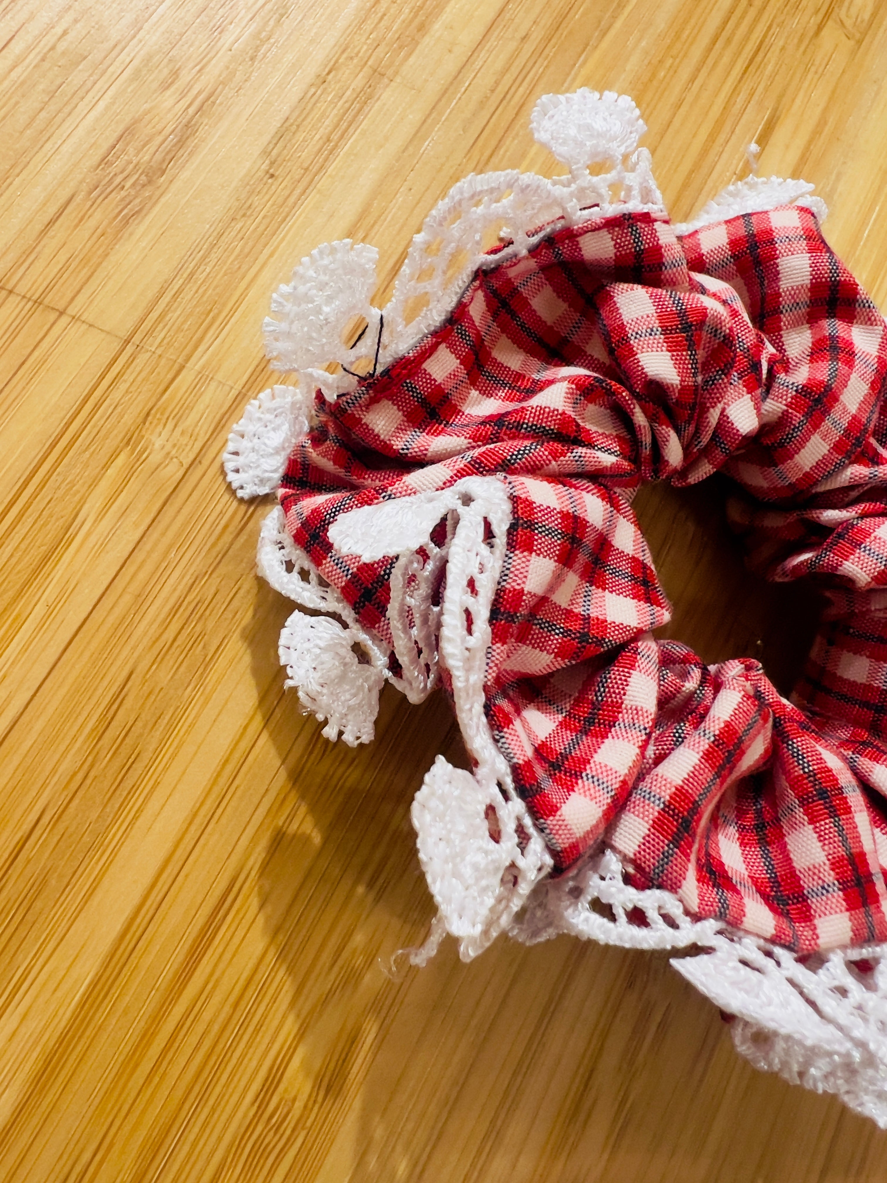 Scrunchies In Checks With Lace