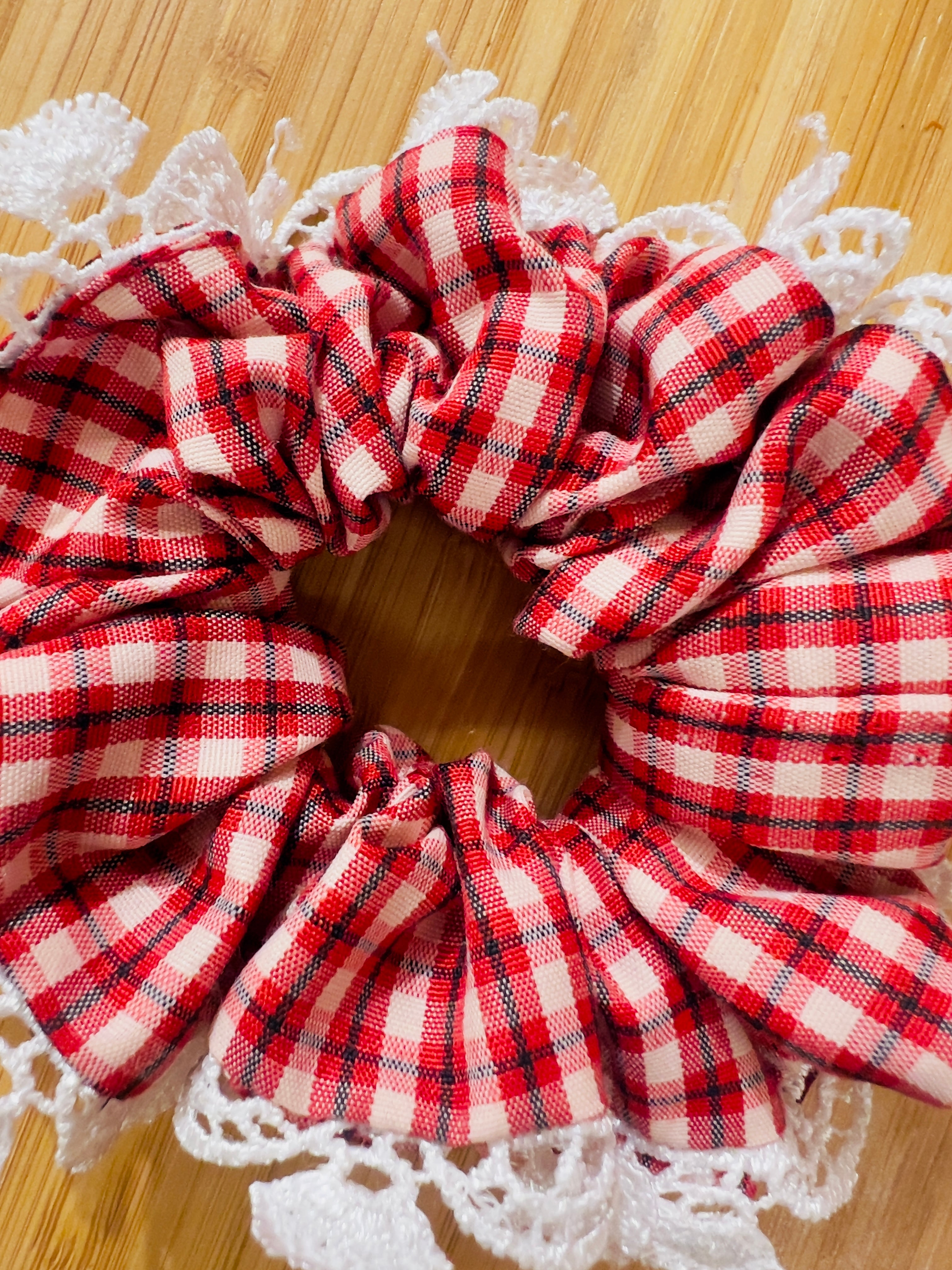 Scrunchies In Checks With Lace
